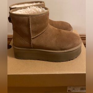 Classic Mini Platform UGG Size: Women’s 8